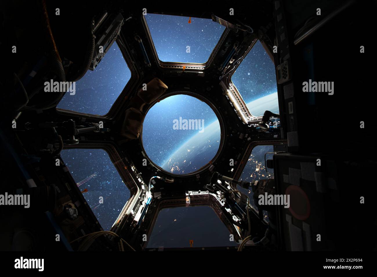 Incredibile vista dalla ISS al pianeta Terra con City Lights di notte. Il nuovo Space Shuttle sorvola il pianeta Blu Terra al tramonto. Idea creativa, SP Foto Stock