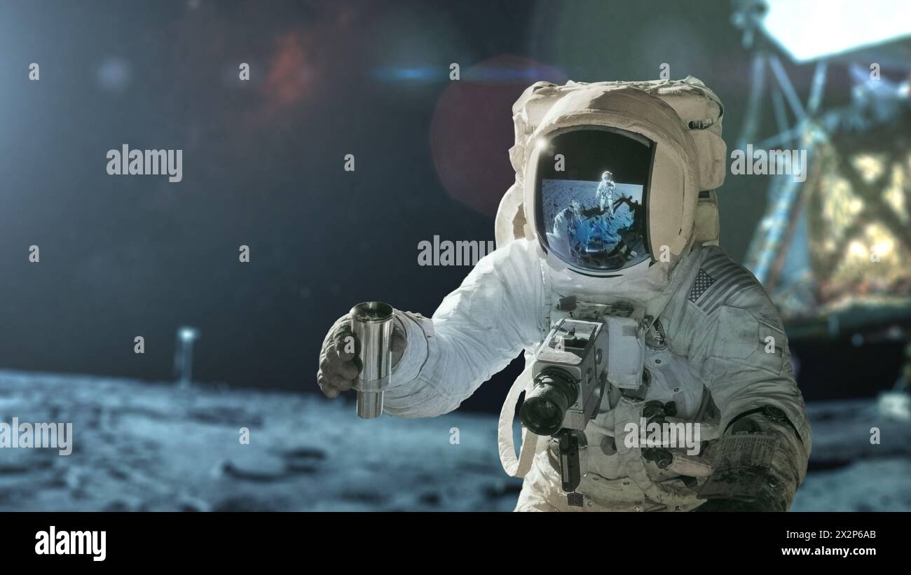 Space Man in Una tuta spaziale con fotocamera prende Un campione di suolo ed esplora il concetto della Luna. Spedizione lunare, idea creativa. Uomo sulla Luna Foto Stock