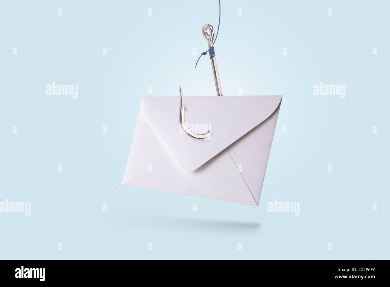 Lettera di posta cartacea con gancio in metallo su sfondo blu pastello, concept. Phishing e attacco hacker tramite e-mail, idea creativa. Hacker e spam Mailing. D Foto Stock