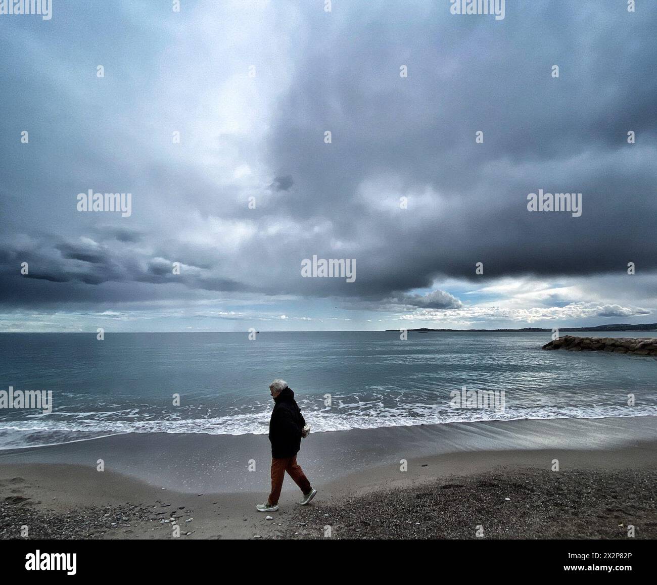 Francia. 23 aprile 2024. © PHOTOPQR/NICE MATIN/Frantz Bouton ; ; 23/04/2024 Mauvais temps nuages intempéries à Cagnes sur Mer il 23 aprile 2024 il maltempo a Cagnes sur Mer crediti: MAXPPP/Alamy Live News Foto Stock