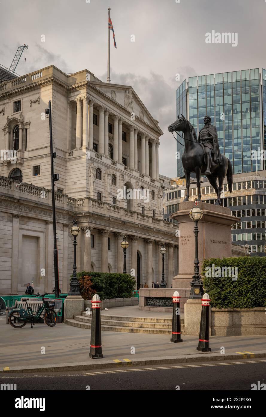 Londra, Regno Unito: Edificio della Banca d'Inghilterra nella City di Londra con la statua equestre del Duca di Wellington in primo piano. Foto Stock