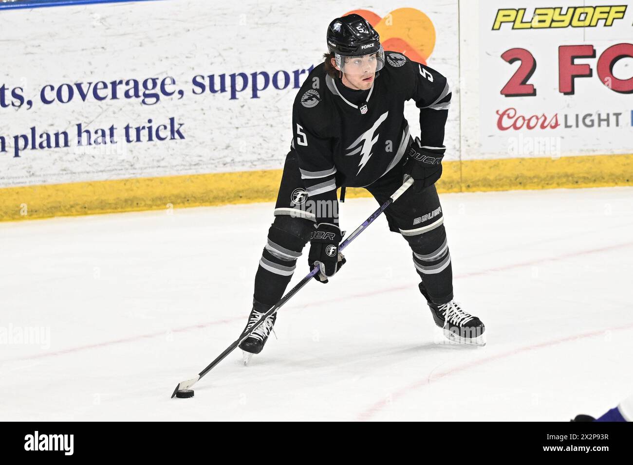 Il difensore della Fargo Force Leo Gruba (5) sembra passare durante una partita di playoff della Clark Cup del secondo turno della USHL tra i Tri-City Storm e i Fargo Force alla Scheels Arena di Fargo, North Dakota, lunedì 22 aprile 2024. Fargo ha vinto il 3-1 e ha vinto il miglior risultato di cinque serie 2-0. Foto di Russell Hons/CSM Foto Stock