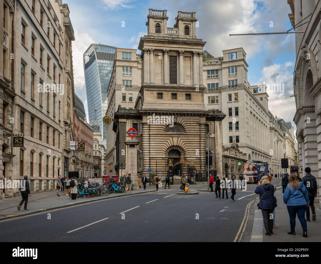 Londra, Regno Unito: Città di Londra vicino alla Bank Station con la Chiesa di St Mary Woolnoth all'incrocio tra Lombard Street e King William Street. Foto Stock