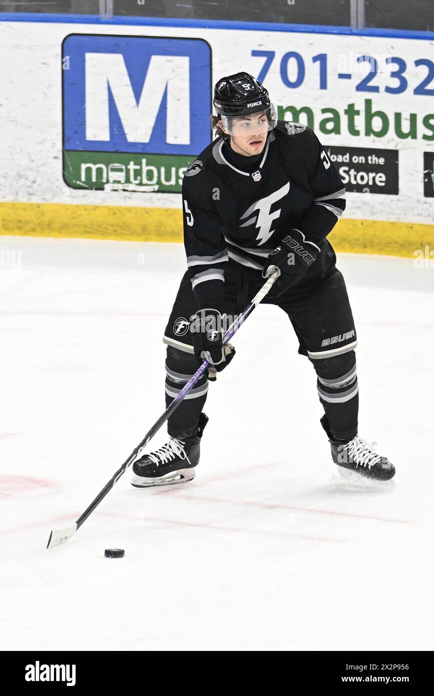 Il difensore della Fargo Force Leo Gruba (5) gioca il puck durante una partita di playoff della Clark Cup del secondo turno della USHL tra i Tri-City Storm e i Fargo Force alla Scheels Arena di Fargo, North Dakota, lunedì 22 aprile 2024. Fargo ha vinto il 3-1 e ha vinto il miglior risultato di cinque serie 2-0. Foto di Russell Hons/CSM Foto Stock