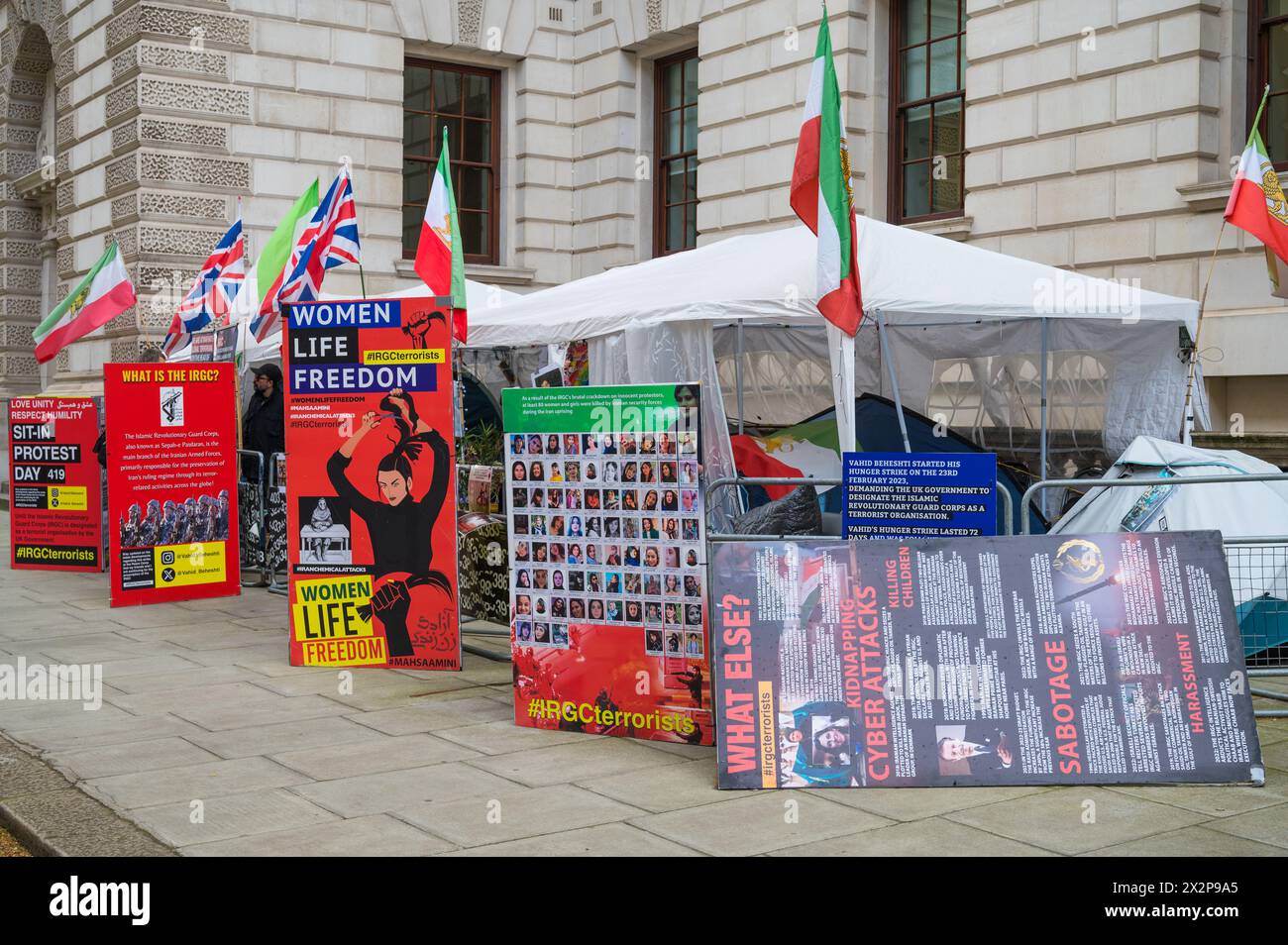 Accampamento di protesta in King Charles Street, Whitehall, contro il corpo delle guardie rivoluzionarie islamiche iraniane, noto anche come Sepah o Pasdaran. Londra, Inghilterra, Regno Unito Foto Stock