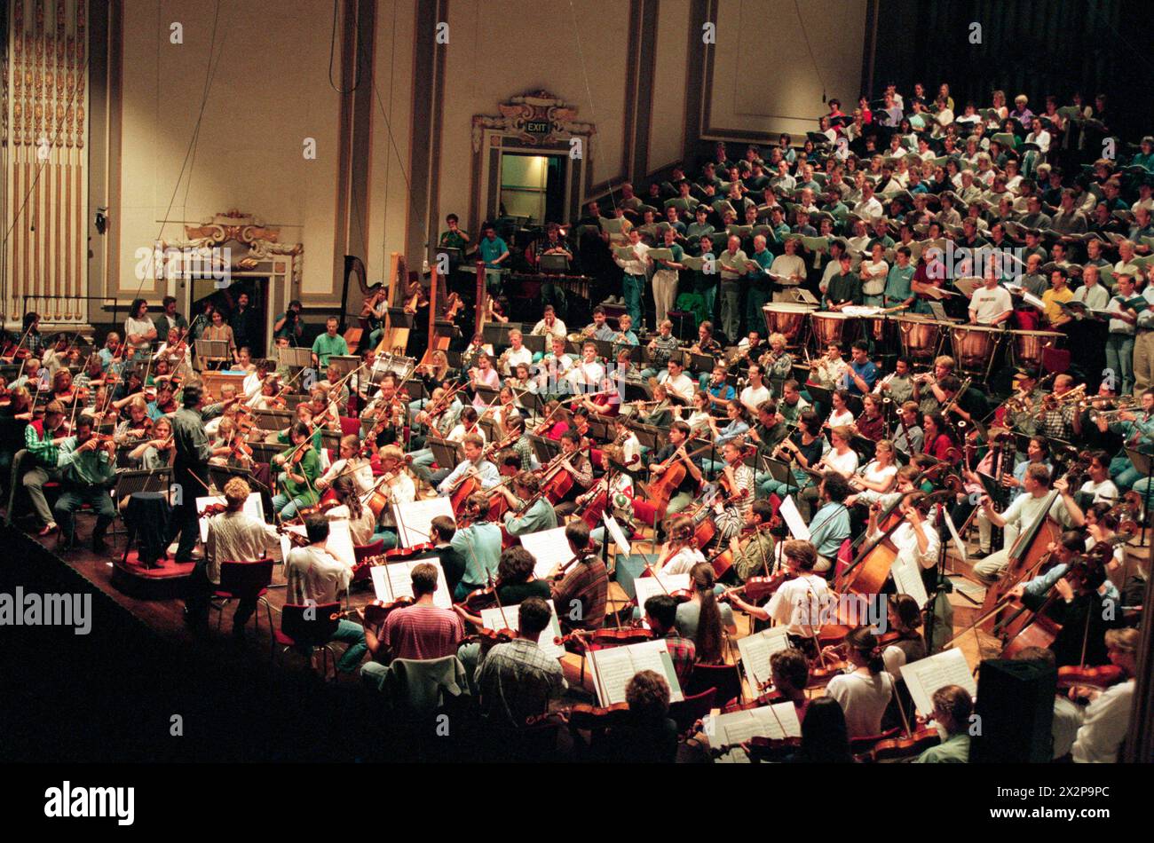 Una prova di 'Gurrelieder' di Schoenberg con il direttore italiano Claudio Abbado, la Gustav Mahler Jugendorchester e il coro Arnold Schoenberg nella Usher Hall come parte del Festival Internazionale di Edimburgo il 21/08/1996 Foto Stock