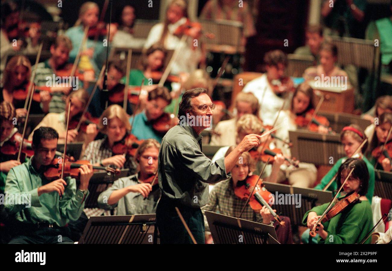 Il direttore d'orchestra italiano Claudio Abbado prova per una performance di 'Gurrelieder' di Schoenberg con la Gustav Mahler Jugendorchester nella Usher Hall come parte del Festival Internazionale di Edimburgo il 21/08/1996 Foto Stock
