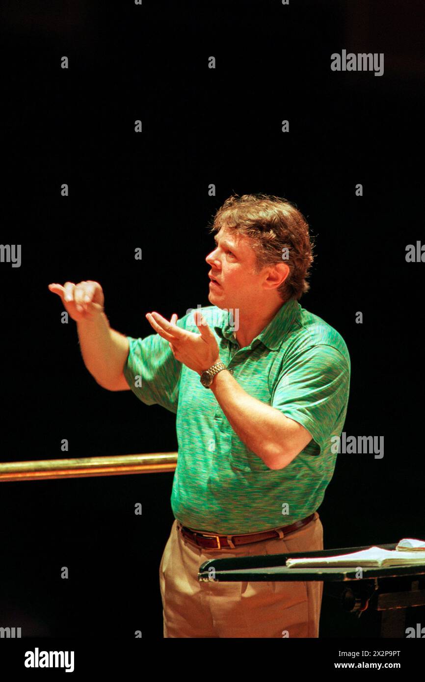 Il direttore lettone Mariss Jansons (1943-2019) prova per un concerto di musica di Strauss & Berlioz con l'Orchestra Sinfonica di Pittsburgh nella Usher Hall come parte del Festival Internazionale di Edimburgo il 18/08/1999 Foto Stock