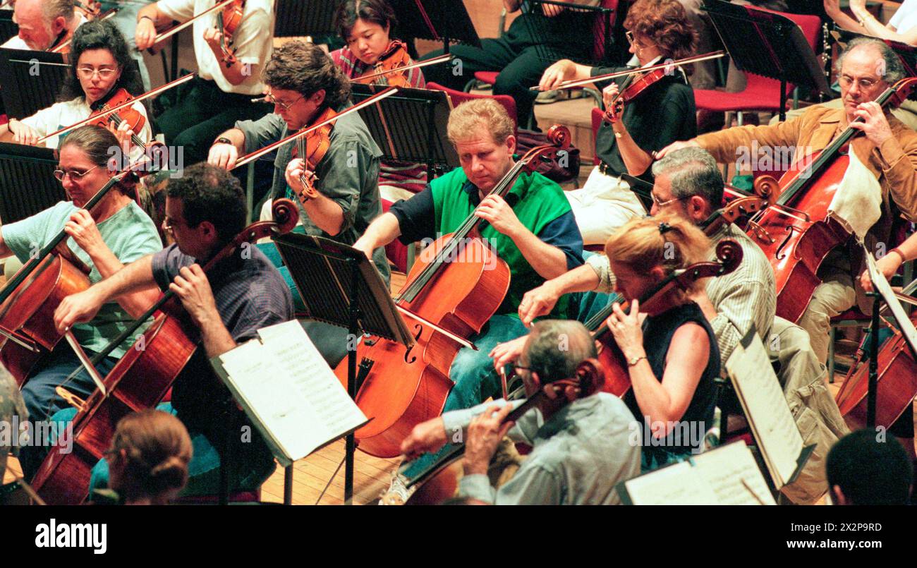 Violoncellisti e violinisti della New York Philharmonic Orchestra che provano per un concerto di musica di Strauss, Rorem & Beethoven nella Usher Hall come parte del Festival Internazionale di Edimburgo il 17/08/1996 Foto Stock