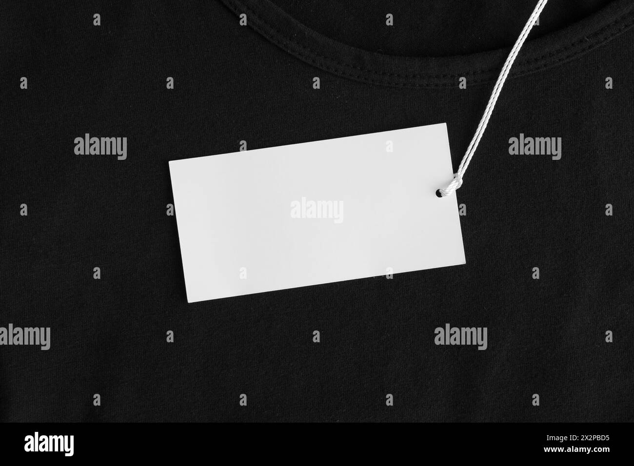 Mockup di etichette bianche su una blusa nera. Foto Stock