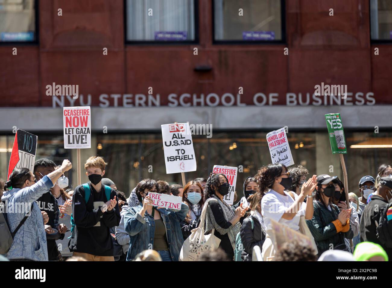 New York, New York, Stati Uniti. 21 aprile 2024. Gli attivisti studenteschi occupano un accampamento di protesta fuori dalla Stern School of Business il 22 aprile 2024 a New York. Gli studenti della New York University hanno rilevato Gould Plaza in solidarietà con altre università di tutto il paese che hanno occupato spazi nel campus a sostegno della Palestina chiedendo la loro dismissione da Israele. (Credit Image: © Michael Nigro/Pacific Press via ZUMA Press Wire) SOLO PER USO EDITORIALE! Non per USO commerciale! Foto Stock