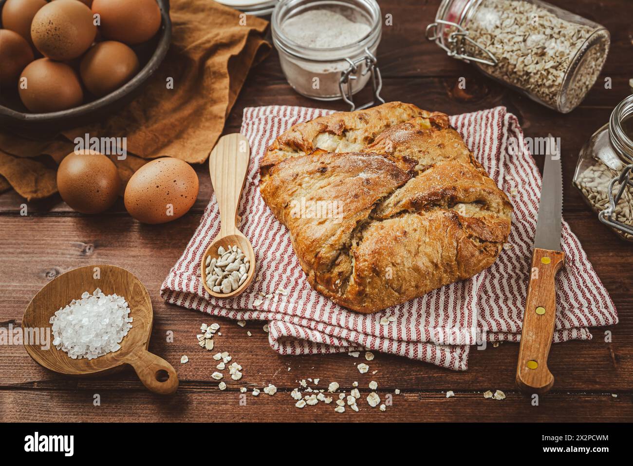 Farinata d'avena e pane di patate sul tavolo da cucina in tonalità marrone Foto Stock