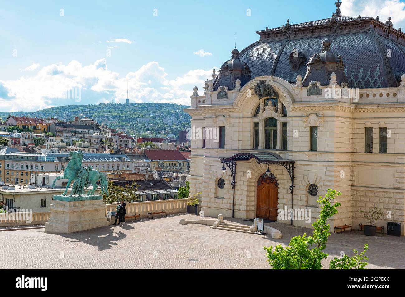 La riedificata Royal Riding Hall Kiralyi lovarda al castello di Buda. Foto Stock