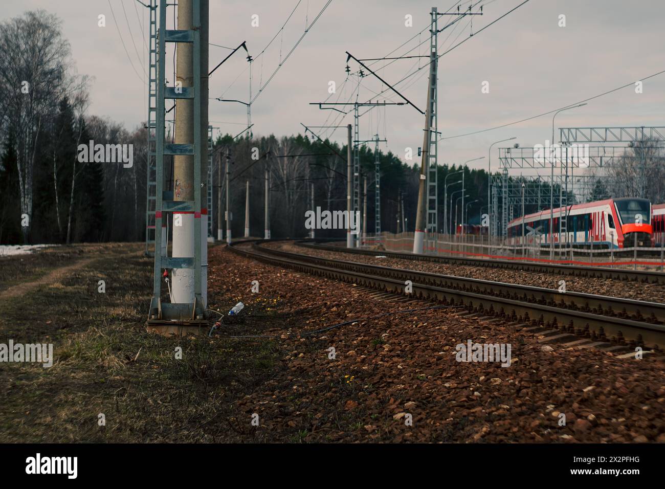 ferrovia con treni elettrici. Foto di alta qualità Foto Stock