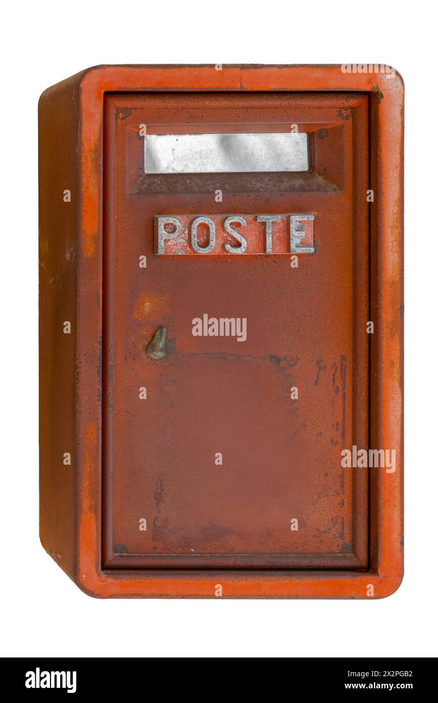 Cassetta postale italiana vintage rossa arrugginita con la parola Poste per l'invio della lettera. Isolato su bianco con percorso di ritaglio incluso Foto Stock