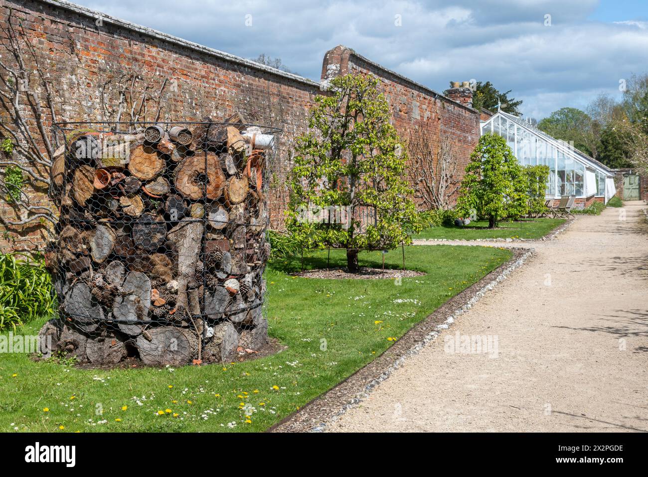 Impressionante hotel di insetti a West Dean Gardens, West Sussex, Inghilterra, Regno Unito Foto Stock