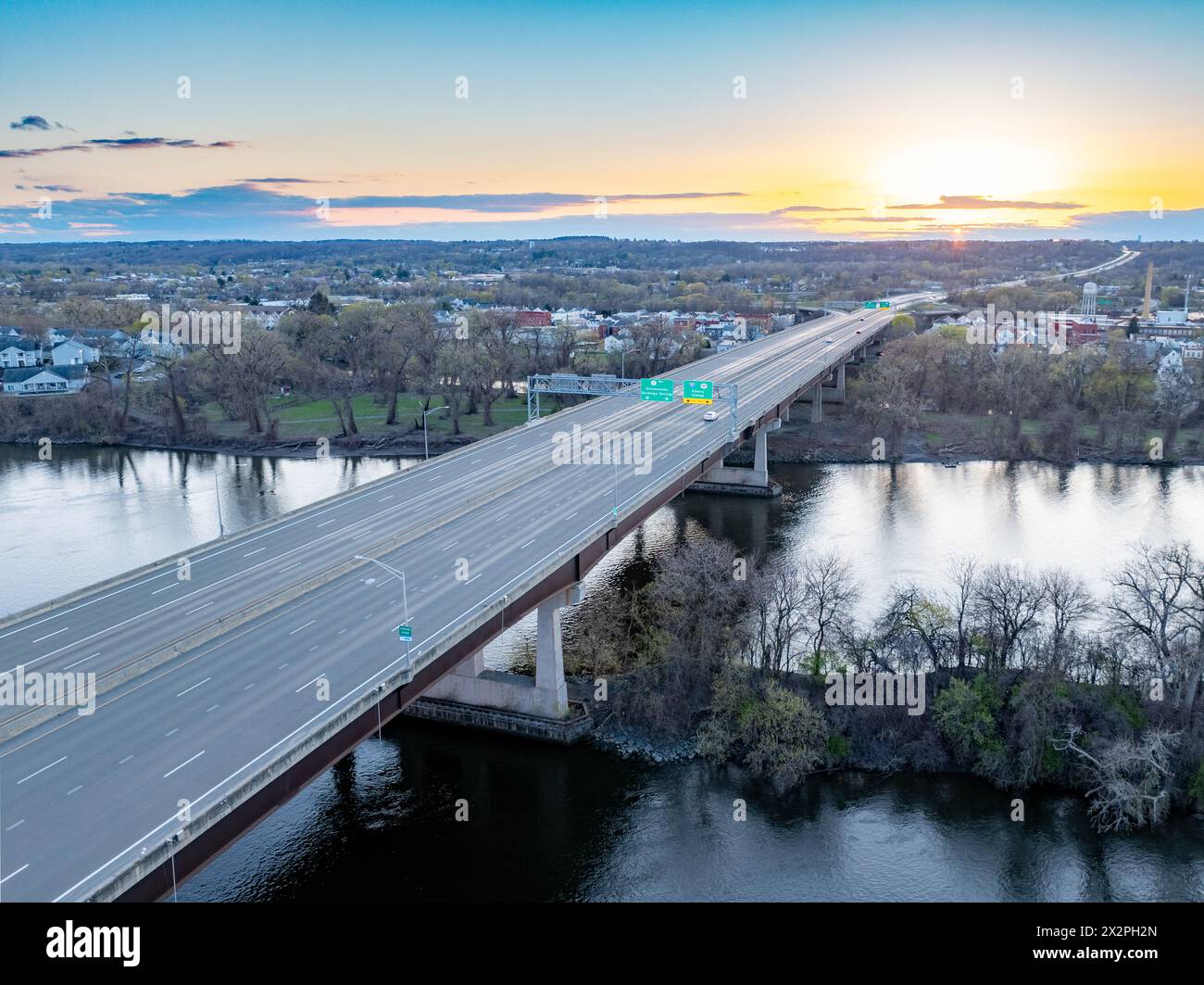 Vista aerea della U.S. Route 7 nel tardo pomeriggio che guarda a ovest, Troy, New York, sul fiume Hudson. Foto Stock