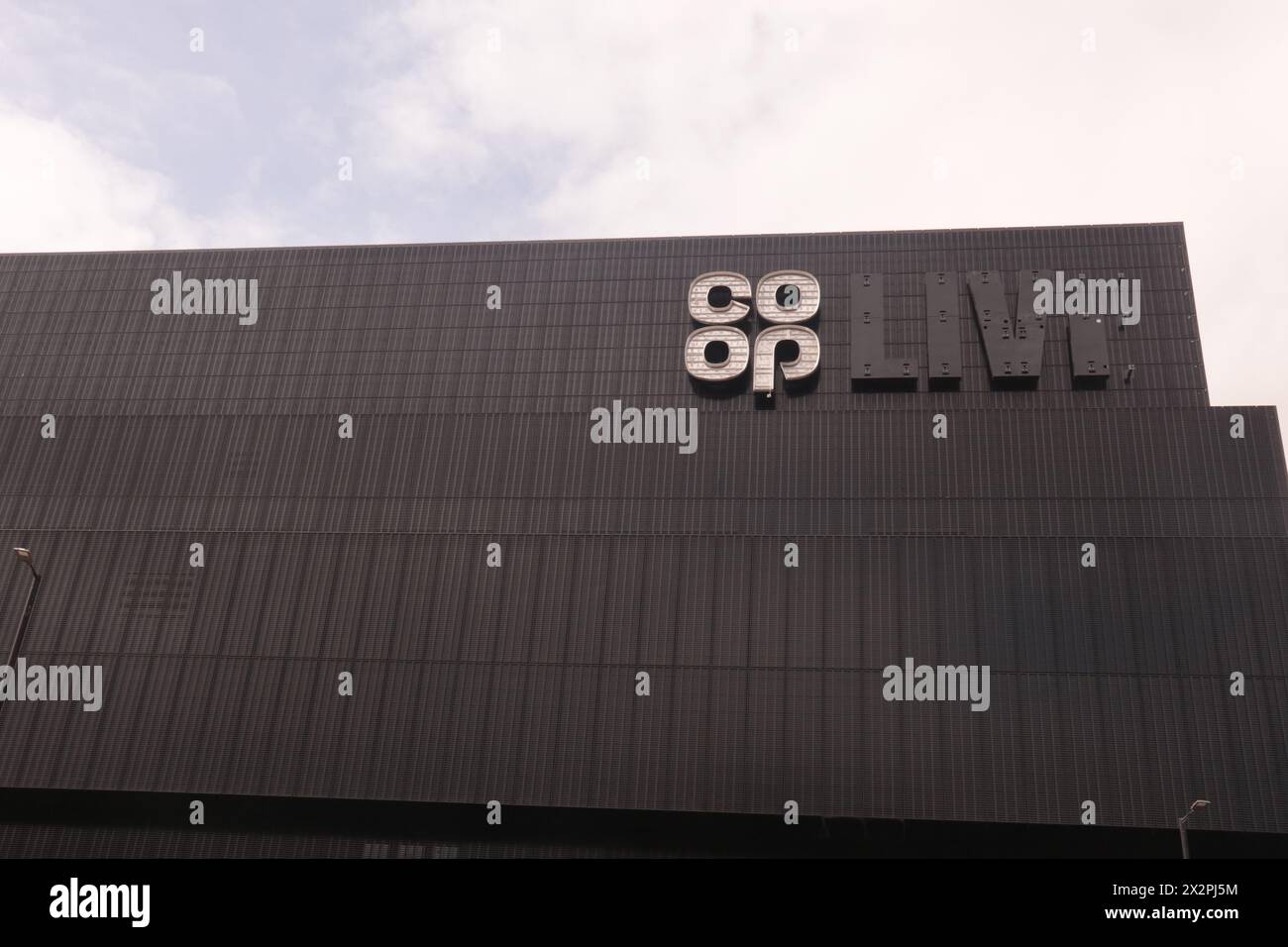 Manchester Inghilterra Regno Unito 23 aprile 2024 l'arena di intrattenimento al coperto Co Op Live. La sede avrebbe dovuto aprire ufficialmente il 24 aprile 2024, ma i ritardi nell'allestimento dei sistemi elettrici hanno ritardato l'apertura ufficiale. Peter Kay avrebbe dovuto esibirsi nella serata di apertura formale Rock Astley si è esibito con una capacità ridotta il sabato 20 aprile 2024 come parte dei processi di test il locale è visto in alcuni ambienti come controverso in quanto sarà un rivale dell'altro grande luogo di intrattenimento a Manchester, l'AO Arena, e possibilmente portarsi via da piccoli locali di musica dal vivo, è la più grande Foto Stock Manchester Inghilterra Regno Unito 23 aprile 2024 l'arena di intrattenimento al coperto Co Op Live. La sede avrebbe dovuto aprire ufficialmente il 24 aprile 2024, ma i ritardi nell'allestimento dei sistemi elettrici hanno ritardato l'apertura ufficiale. Peter Kay avrebbe dovuto esibirsi nella serata di apertura formale Rock Astley si è esibito con una capacità ridotta il sabato 20 aprile 2024 come parte dei processi di test il locale è visto in alcuni ambienti come controverso in quanto sarà un rivale dell'altro grande luogo di intrattenimento a Manchester, l'AO Arena, e possibilmente portarsi via da piccoli locali di musica dal vivo, è la più grande Foto Stock