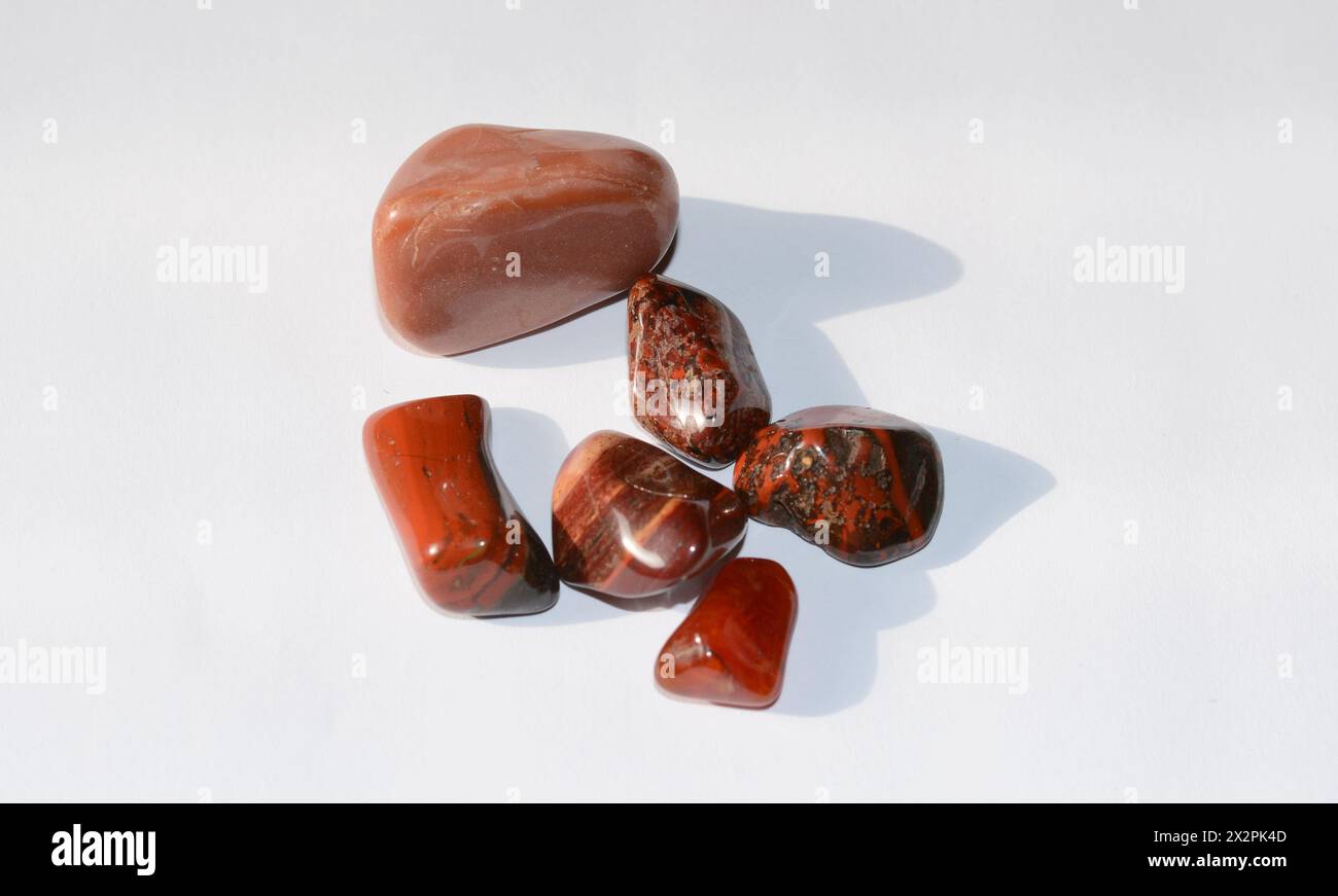 collezione di pietre preziose minerali grezze di vari colori rossi che mostrano la bellezza naturale e l'energia delle pietre curative Foto Stock
