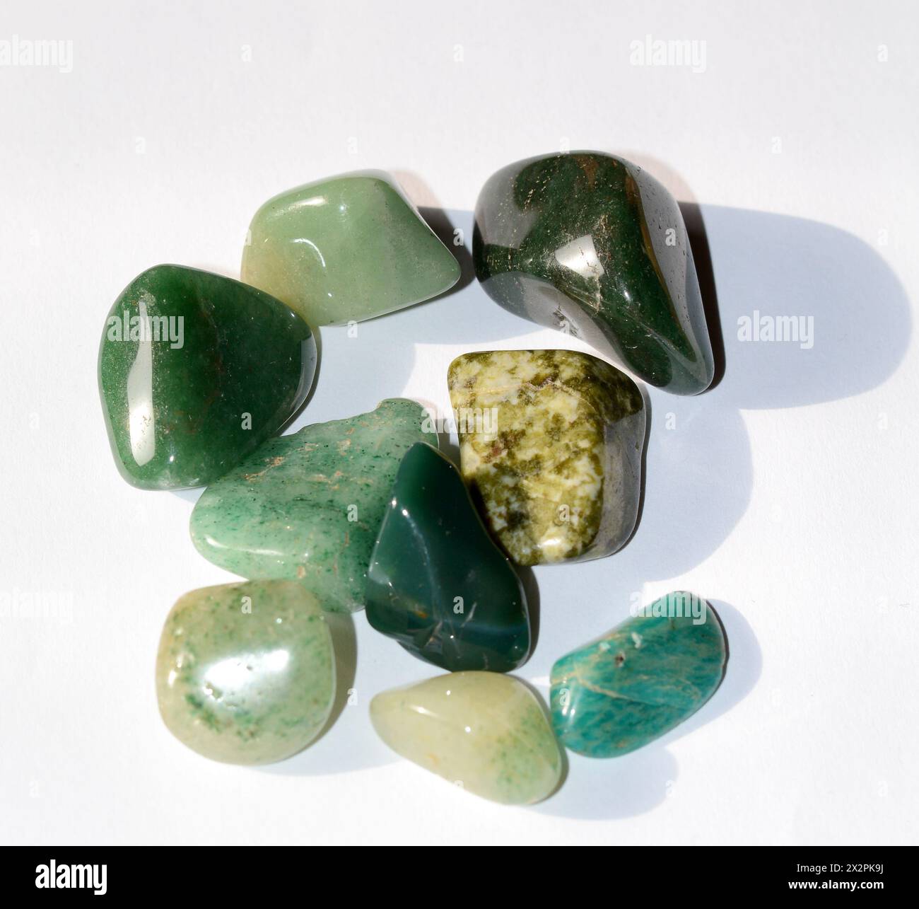 collezione di varie pietre preziose minerali grezze verdi che mostrano la bellezza naturale e l'energia delle pietre curative Foto Stock