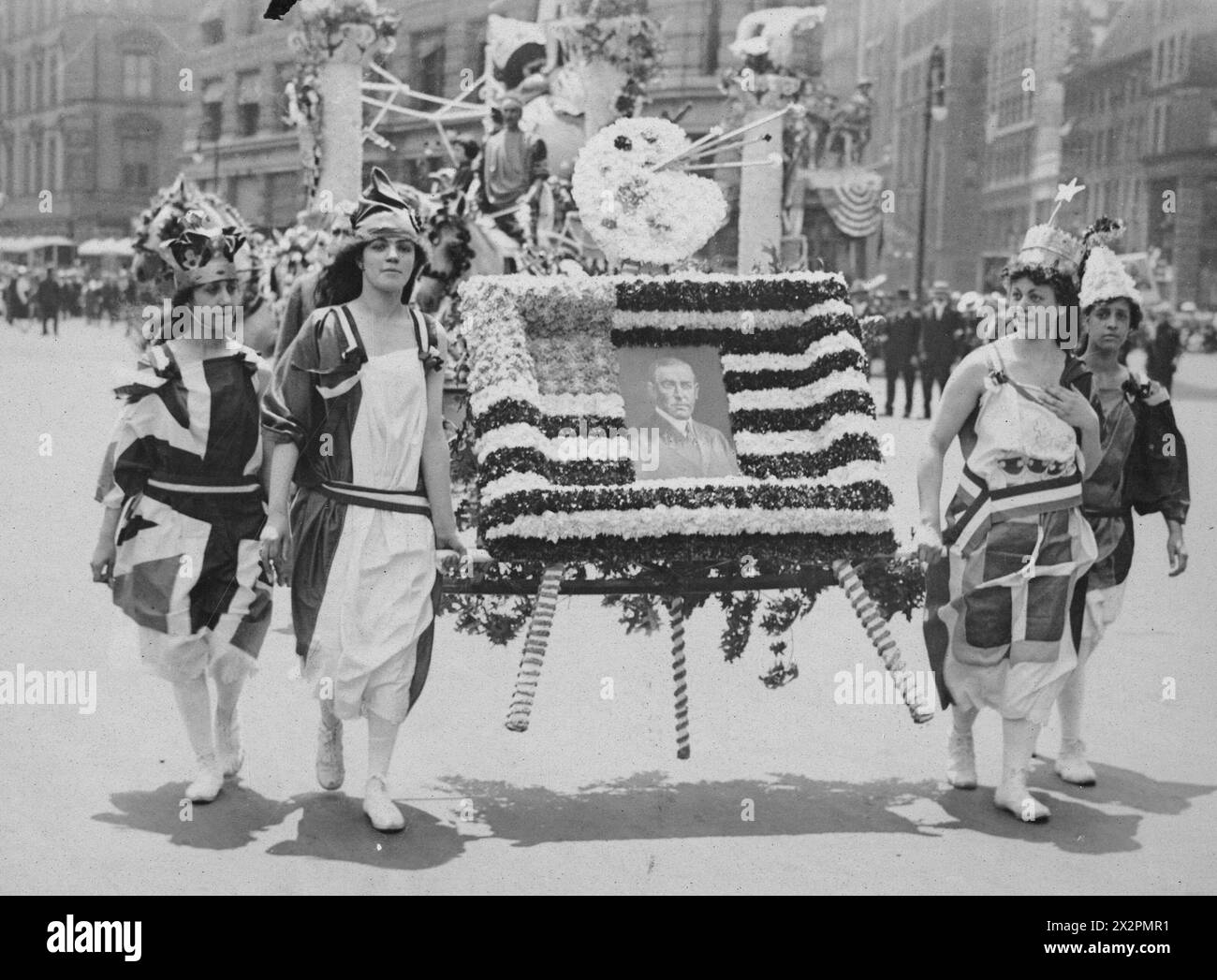 Independence Day Parade, New York City, 4 luglio 1918. Ragazze italiane che portano la foto del presidente Wilson in un letto di fiori Foto Stock
