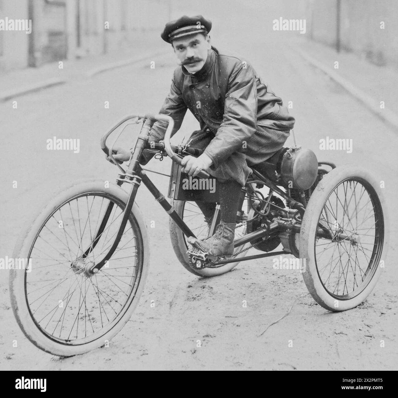 Jules Beau - Henri Beconnais su una moto Perfecta con motore Soncin, nel 1899 Foto Stock