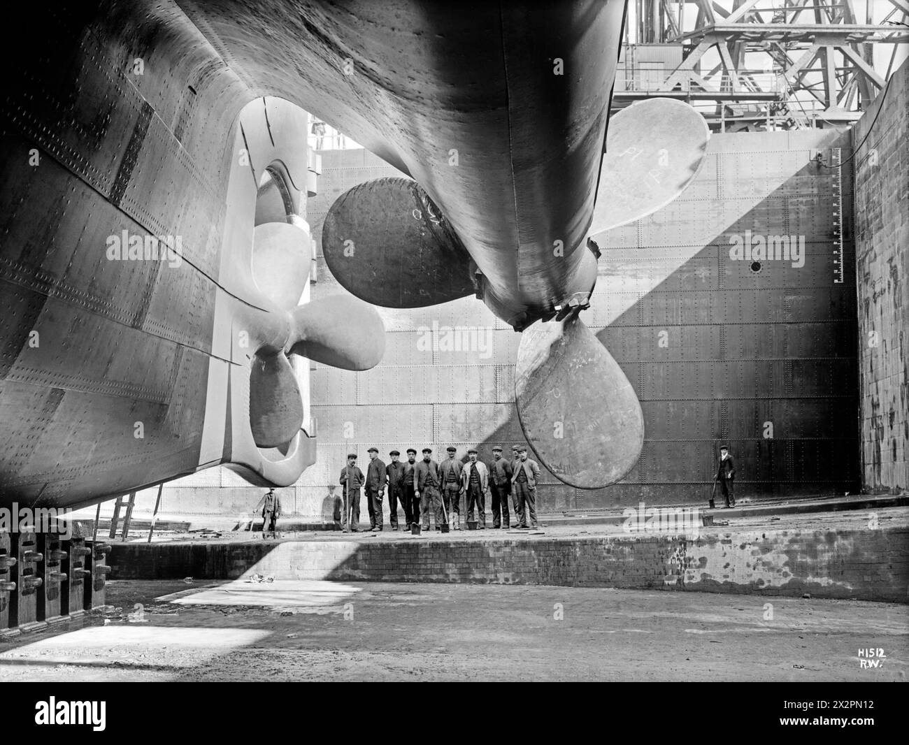 Robert Welch - eliche di RMS Olympic a Drydock - timone olimpico prima del lancio - 1911 Foto Stock