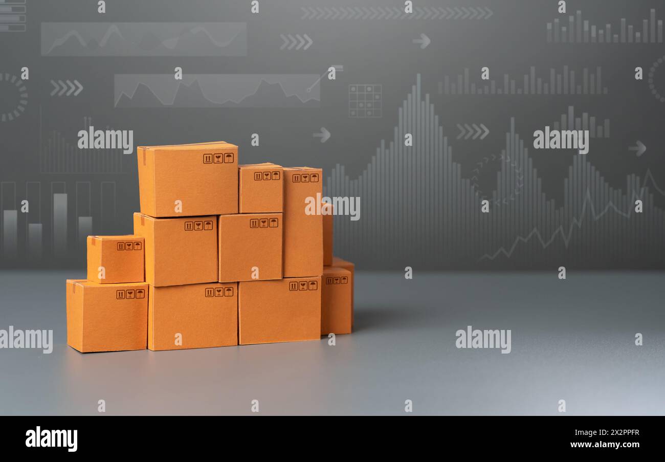 Scatole di prodotti e grafici di crescita delle vendite. Il sentimento dei consumatori e la domanda di beni. Aumento delle vendite, della produzione, del trasporto e degli ordini. Accordo commerciale Foto Stock