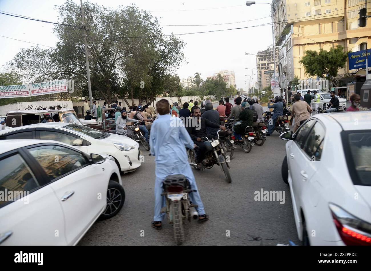 I pendolari hanno visto preoccupati e affrontare problemi dovuti alla chiusura delle strade principali e a motivi di sicurezza all'arrivo del presidente iraniano Dr. Ebrahim Raisi, nella zona di Saddar a Karachi martedì 23 aprile 2024. Il presidente iraniano, il dottor Syed Ebrahim Raisi, è arrivato a Karachi in mezzo a una stretta sicurezza, durante la terza tappa della sua visita in Pakistan. Al loro arrivo all'aeroporto internazionale Jinnah di Karachi, Sindh cm Murad Ali Shah, il governatore Kamran Tessori e altri hanno accolto il presidente iraniano e altri membri della delegazione in visita. Foto Stock