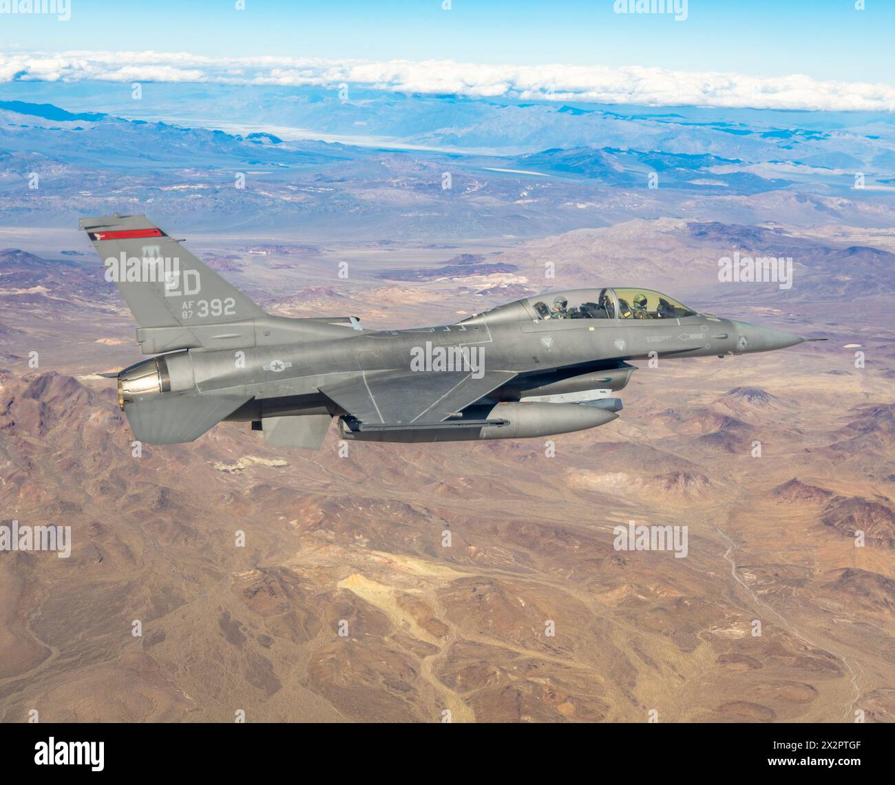 Il fotografo aereo del 412th test Wing Bryce Bennett vola in missione Photo Chase sul sedile posteriore dell'F-16D numero 87-392 mentre supporta il 416th Flig Foto Stock