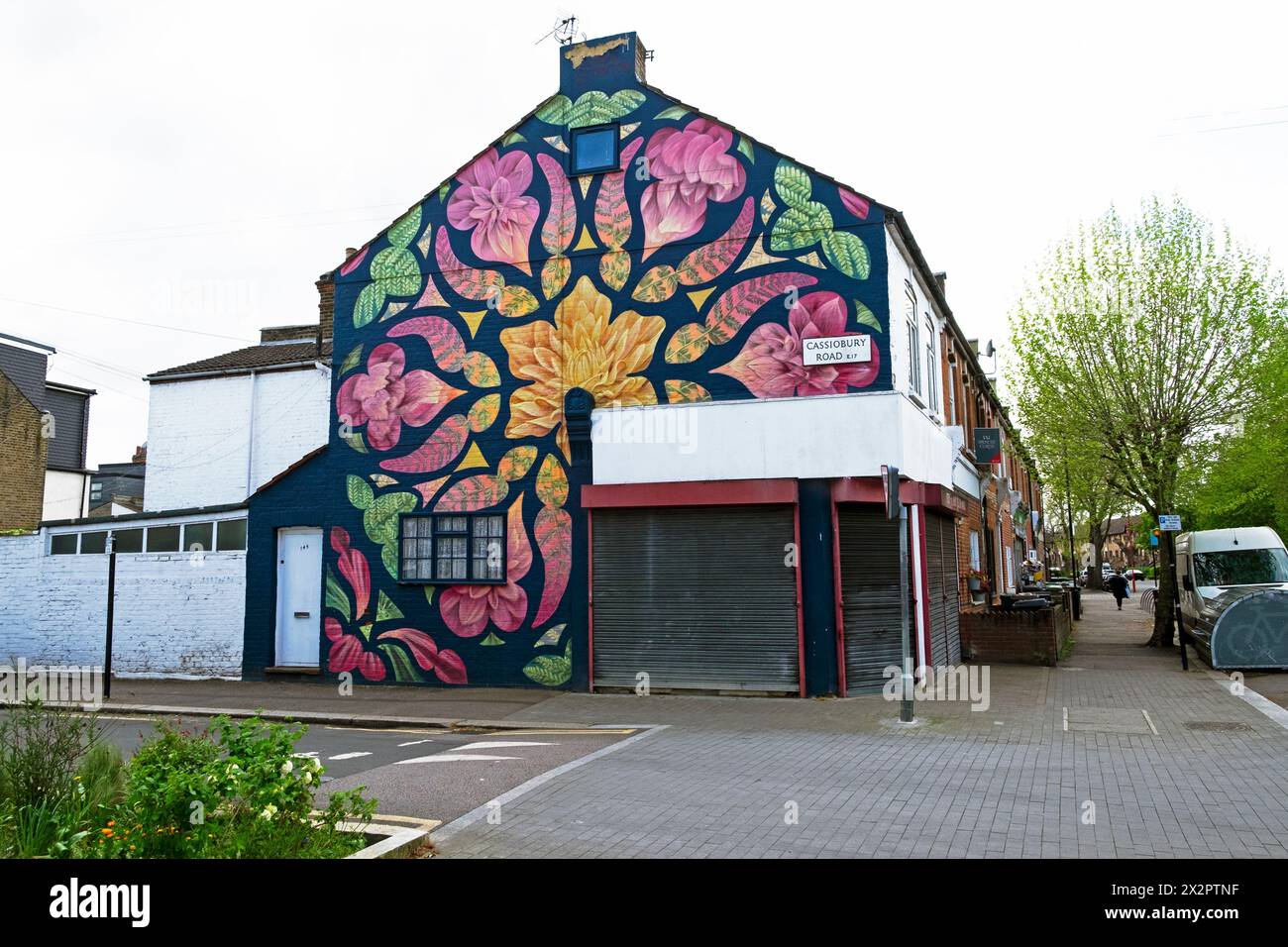 Colorate opere d'arte floreale murale su un'estremità a timpano della casa a Walthamstow Londra E17 Inghilterra Regno Unito KATHY DEWITT Foto Stock