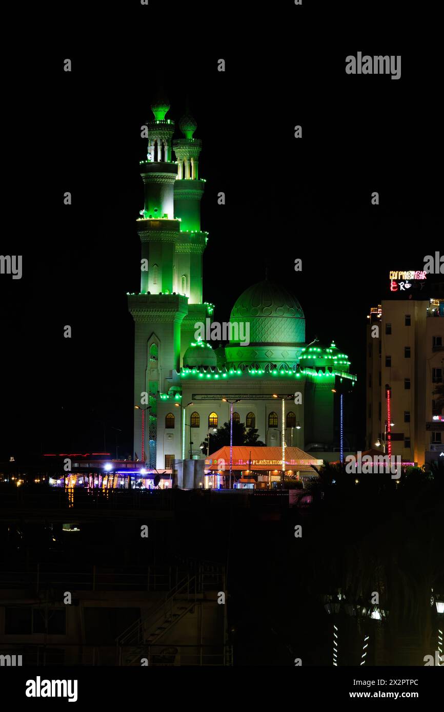 Scena notturna al molo di Memnon con mercato e moschea, Egitto Foto Stock