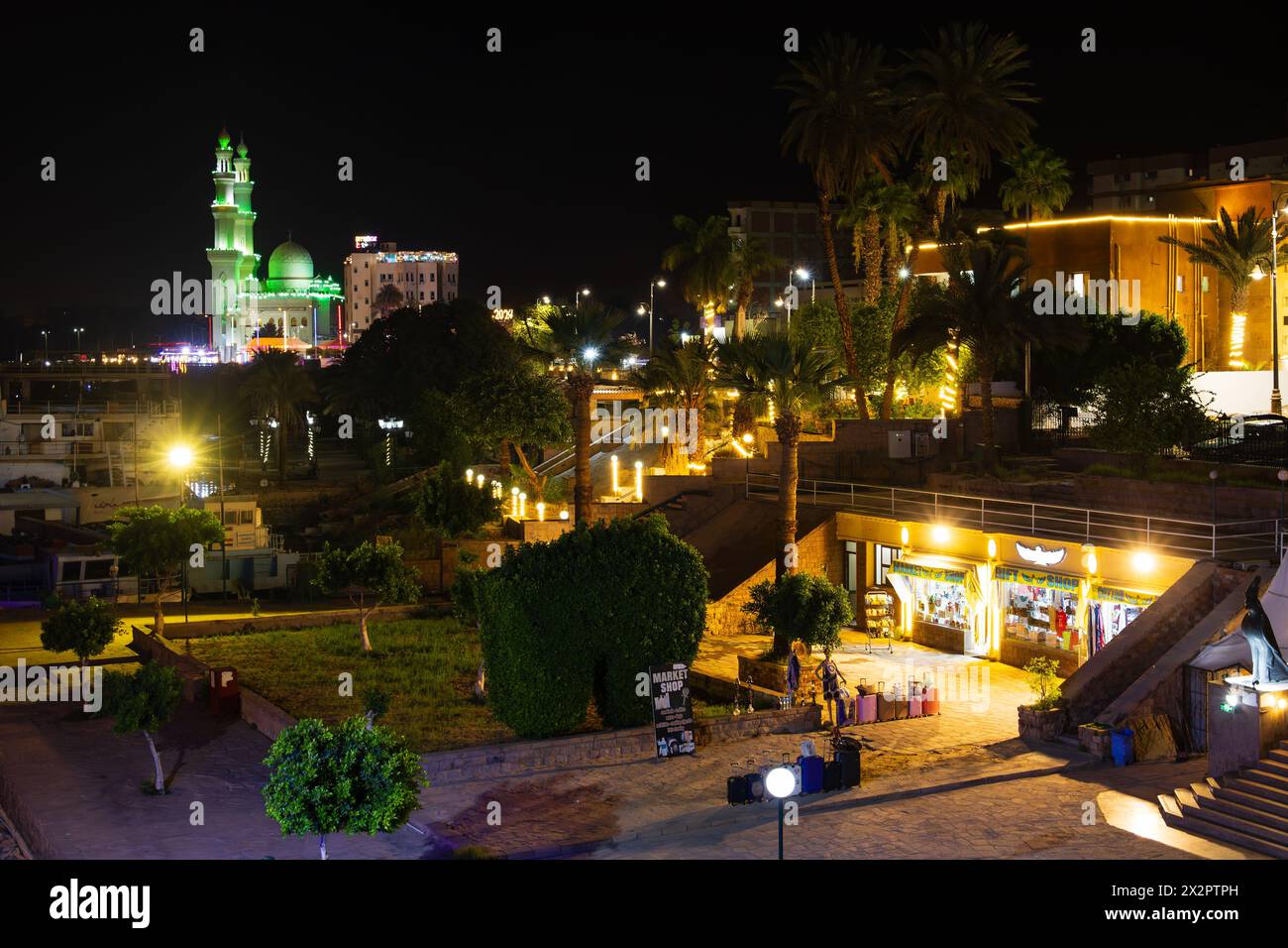 Scena notturna al molo di Memnon con mercato e moschea, Egitto Foto Stock