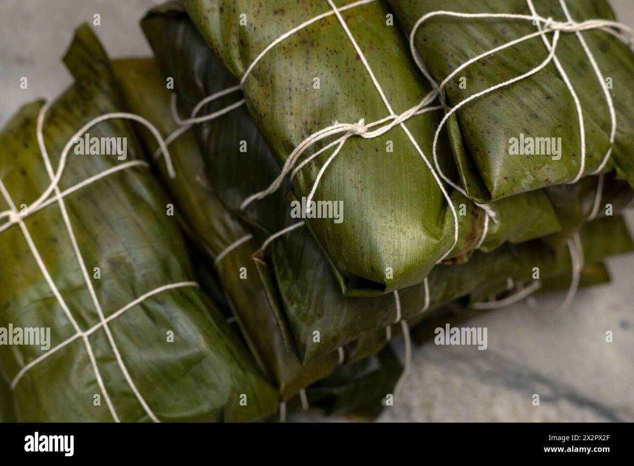 Hallaca o tamale avvolta in foglia di banana. Cibo tradizionale Foto Stock