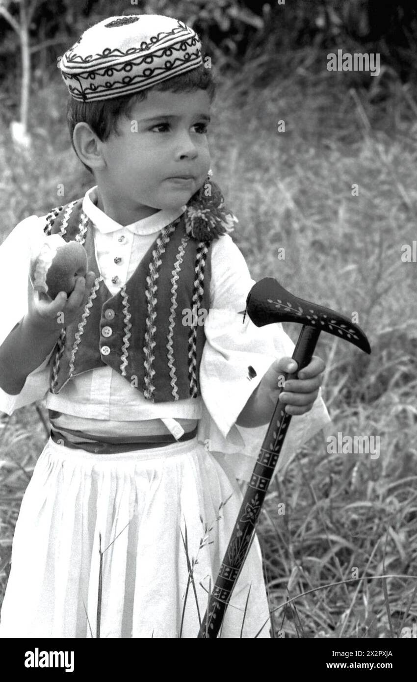 Connecticut, Stati Uniti, 1982. Ritratto di un bambino che indossa l'abito nazionale macedone. Foto Stock