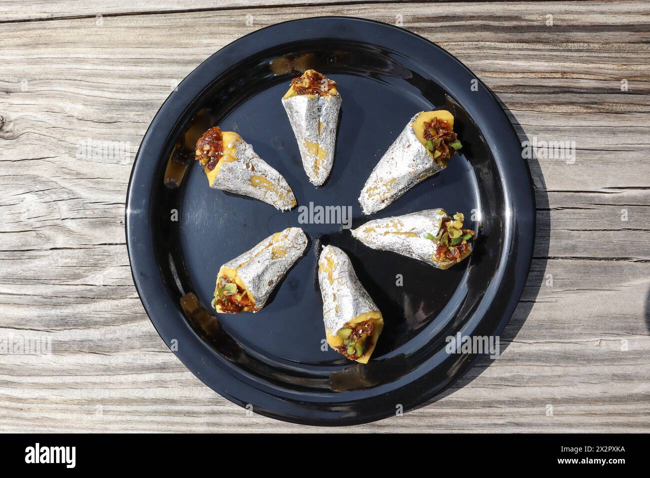 Dolci indiani al sapore di paan. Paan barfi ripieno di Gulkand Paan. Burfi Paan in piatto Foto Stock