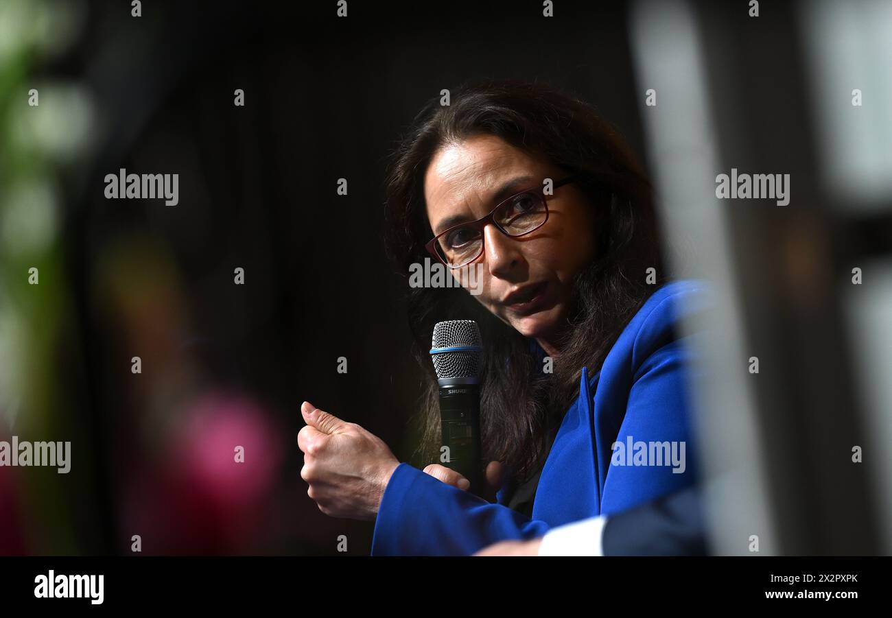 Berlino, Germania. 23 aprile 2024. Yasmin Fahimi, presidente federale della DGB, parla alla cerimonia della Fondazione Hans Böckler per celebrare i 75 anni della contrattazione collettiva credito: Britta Pedersen/dpa/Alamy Live News Foto Stock