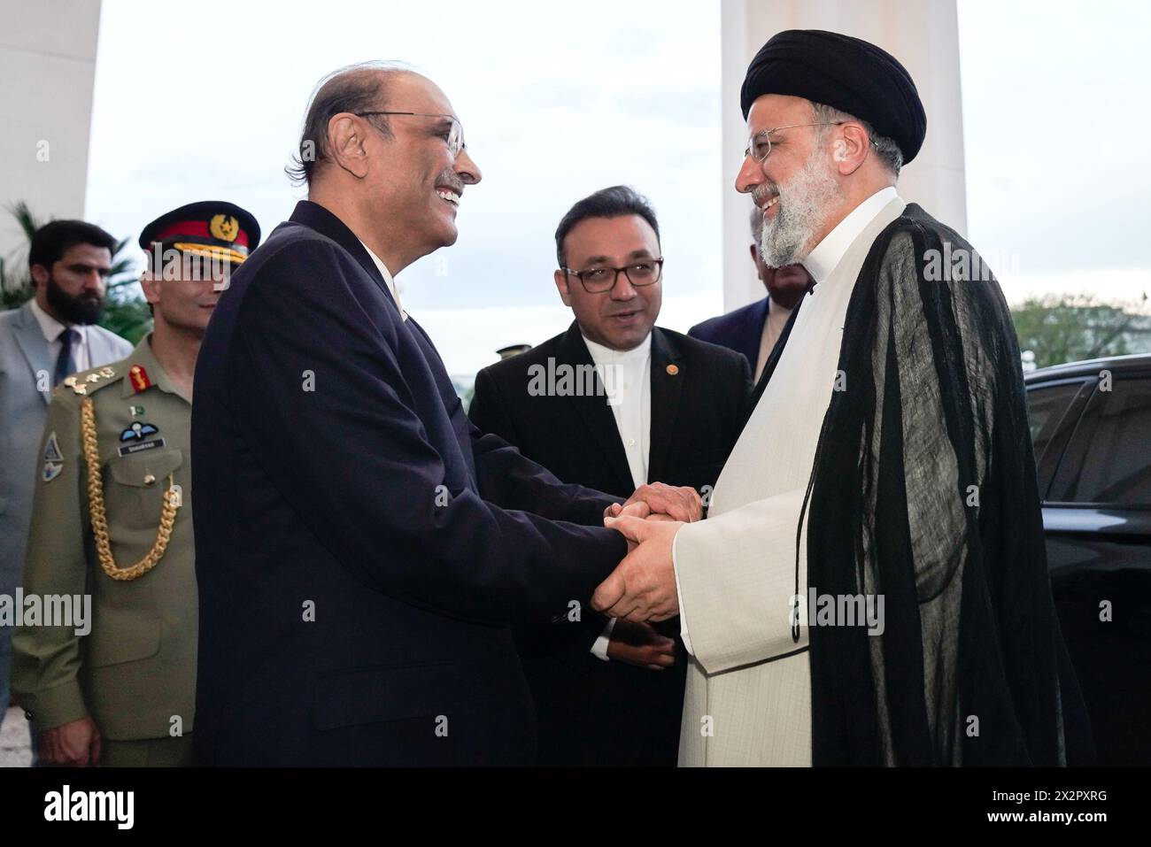 Islamabad, Pakistan. 23 aprile 2024. Il presidente iraniano EBRAHIM RAISI (R) incontra il suo omologo pakistano, ASIF ALI ZARDARI (L), nella casa del presidente a Islamabad, Pakistan, lunedì 22 aprile 2024. I leader iraniani e pakistani hanno promesso di rafforzare la cooperazione economica e di sicurezza in una riunione di lunedì, mentre i due paesi cercano di appianare una frattura diplomatica. (Immagine di credito: © Presidenza iraniana tramite ZUMA Press Wire) SOLO USO EDITORIALE! Non per USO commerciale! Foto Stock