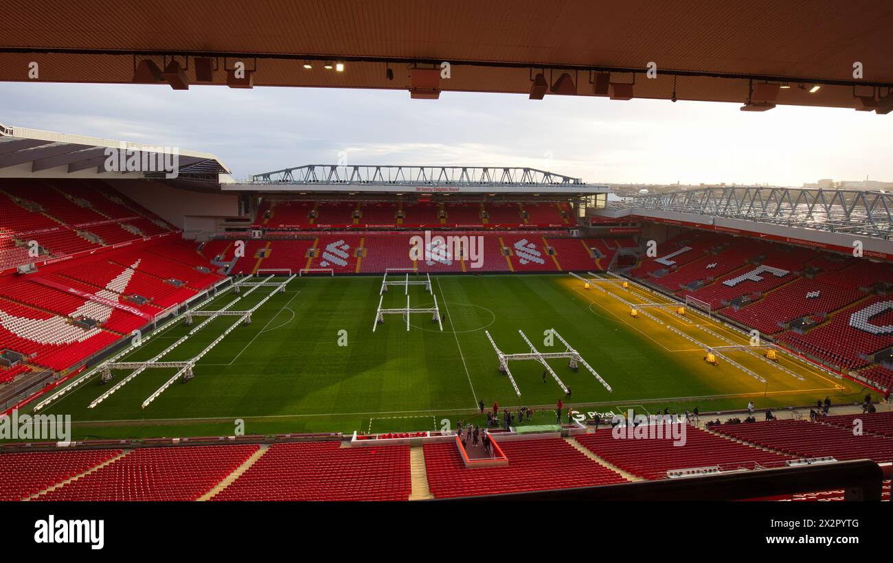 Inghilterra, Liverpool - 29 dicembre 2023: Manutenzione del campo in preparazione alla prossima partita tra Liverpool FC e Newcastle United ad Anfield. Foto Stock