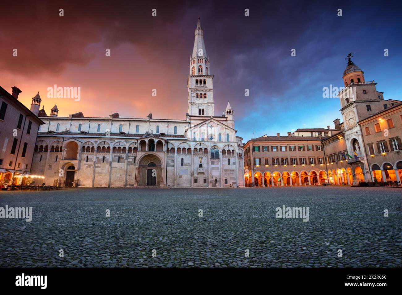 Modena, Italia. Immagine della città di Modena, Italia, al suggestivo tramonto primaverile. Foto Stock