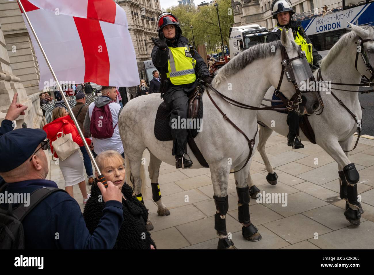 La violenza scoppia in una parata di St Georges Day che si tiene nel centro di Londra. I tifosi di football e i Patriots scendono nel centro di Londra per celebrare il St Georges Day. Foto Stock