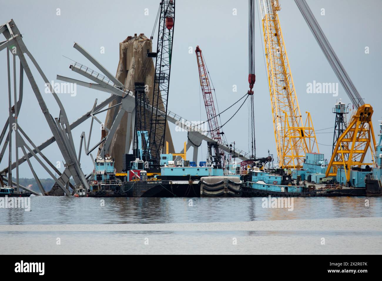 Dundalk, Stati Uniti d'America. 21 aprile 2024. Dundalk, Stati Uniti d'America. 21 aprile 2024. I soccorritori rimuovono il relitto del Francis Scott Key Bridge crollato per ripristinare l'operazione al porto di Baltimora passando attraverso il canale di Fort McHenry, il 21 aprile 2024, vicino a Dundalk, Maryland. Il ponte è stato colpito dalla nave container MV Dali da 984 piedi il 26 marzo e crollò uccidendo sei lavoratori. Crediti: Christopher Rosario/U.S. Army/Alamy Live News Foto Stock