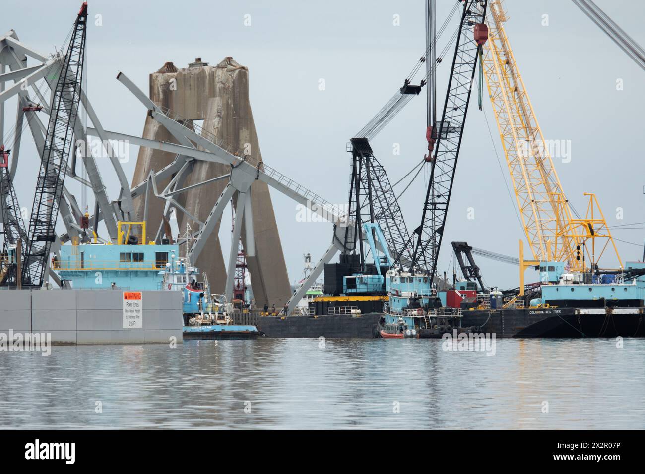 Dundalk, Stati Uniti d'America. 20 aprile 2024. Dundalk, Stati Uniti d'America. 20 aprile 2024. I soccorritori rimuovono il relitto del Francis Scott Key Bridge crollato per ripristinare l'operazione al porto di Baltimora passando attraverso il canale di Fort McHenry, il 21 aprile 2024, vicino a Dundalk, Maryland. Il ponte è stato colpito dalla nave container MV Dali da 984 piedi il 26 marzo e crollò uccidendo sei lavoratori. Crediti: Christopher Rosario/U.S. Army/Alamy Live News Foto Stock