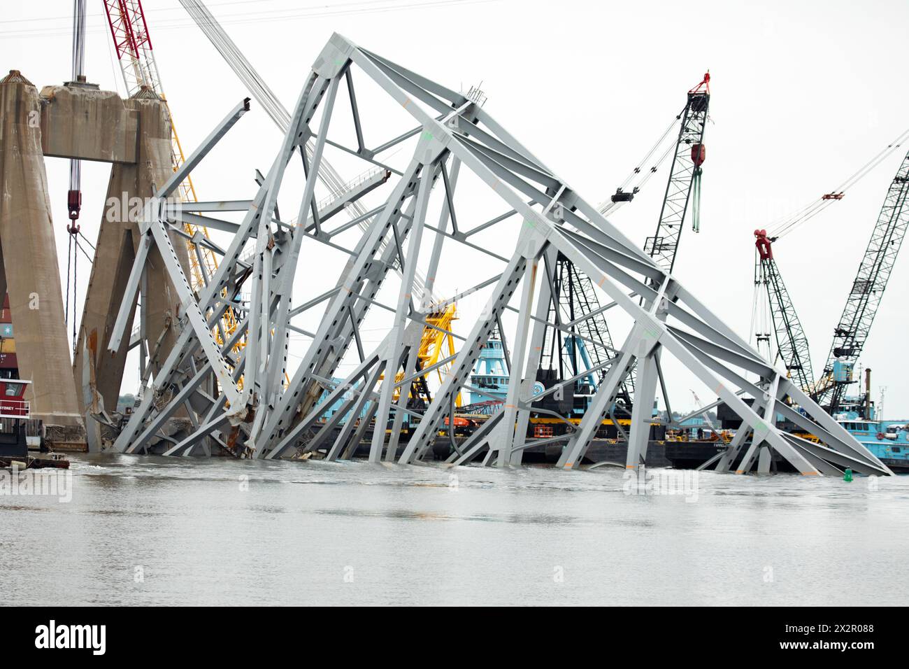 Dundalk, Stati Uniti d'America. 20 aprile 2024. Dundalk, Stati Uniti d'America. 20 aprile 2024. I soccorritori rimuovono il relitto del Francis Scott Key Bridge crollato per ripristinare l'operazione al porto di Baltimora passando attraverso il canale di Fort McHenry, il 21 aprile 2024, vicino a Dundalk, Maryland. Il ponte è stato colpito dalla nave container MV Dali da 984 piedi il 26 marzo e crollò uccidendo sei lavoratori. Crediti: Christopher Rosario/U.S. Army/Alamy Live News Foto Stock