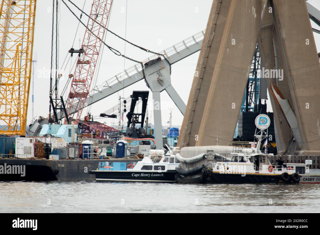 Dundalk, Stati Uniti d'America. 20 aprile 2024. Dundalk, Stati Uniti d'America. 20 aprile 2024. Le chiatte di salvataggio rimuovono il relitto del Francis Scott Key Bridge crollato per ripristinare l'operazione al porto di Baltimora passando attraverso il canale di Fort McHenry, il 21 aprile 2024, vicino a Dundalk, Maryland. Il ponte è stato colpito dalla nave container MV Dali da 984 piedi il 26 marzo e crollò uccidendo sei lavoratori. Crediti: Christopher Rosario/U.S. Army/Alamy Live News Foto Stock