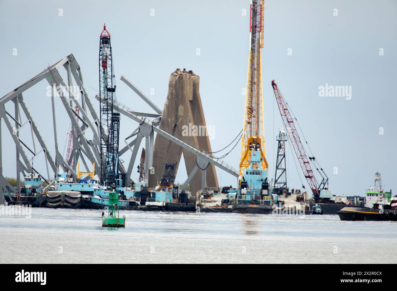 Dundalk, Stati Uniti d'America. 20 aprile 2024. Dundalk, Stati Uniti d'America. 20 aprile 2024. Le chiatte di salvataggio rimuovono il relitto del Francis Scott Key Bridge crollato per ripristinare l'operazione al porto di Baltimora passando attraverso il canale di Fort McHenry, il 21 aprile 2024, vicino a Dundalk, Maryland. Il ponte è stato colpito dalla nave container MV Dali da 984 piedi il 26 marzo e crollò uccidendo sei lavoratori. Crediti: Christopher Rosario/U.S. Army/Alamy Live News Foto Stock