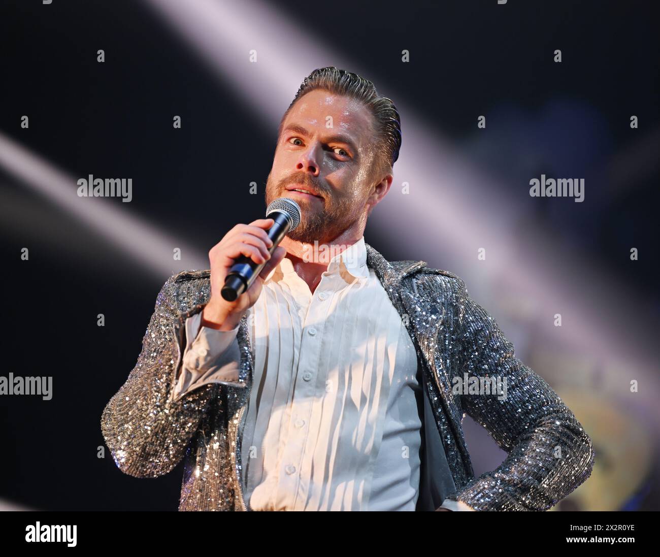 23 aprile 2024, Virginia Beach, Virginia, Stati Uniti: DEREK HOUGH, ballerino latino professionista americano e ballerino da sala porta i suoi spostamenti al Sandler Center di Virginia Beach, Virginia. (Credit Image: © Jeff Moore/ZUMA Press Wire) SOLO PER USO EDITORIALE! Non per USO commerciale! Foto Stock