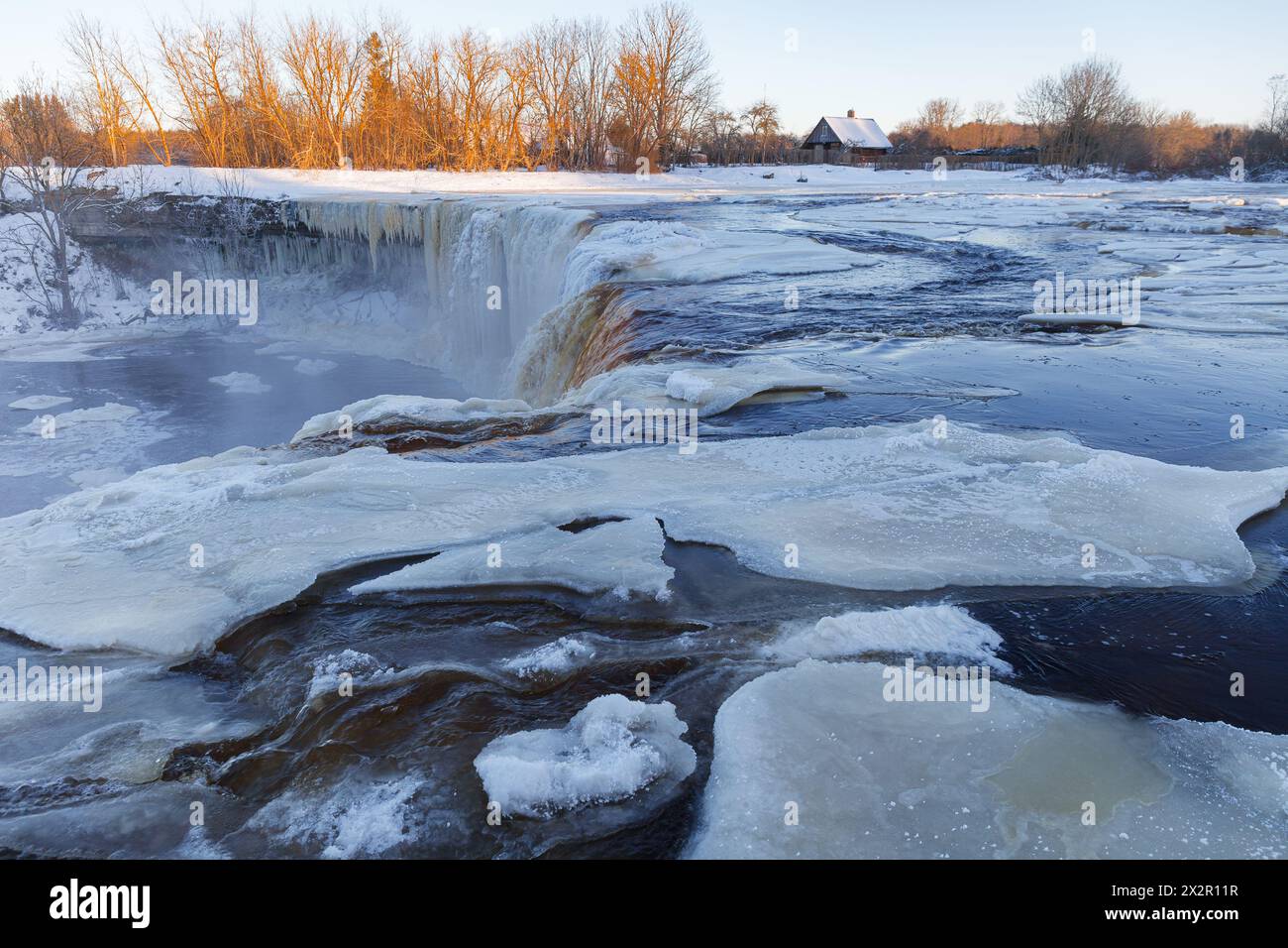 Cascata parzialmente congelata Jagala juga, Estonia. Caduta di acqua dalla piastra calcarea fratturata Foto Stock