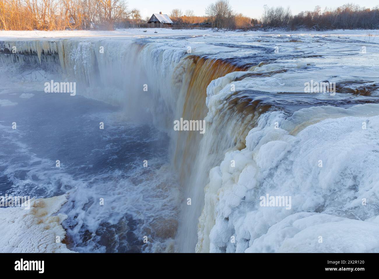 Cascata parzialmente congelata Jagala juga, Estonia. Caduta di acqua dalla piastra calcarea fratturata Foto Stock