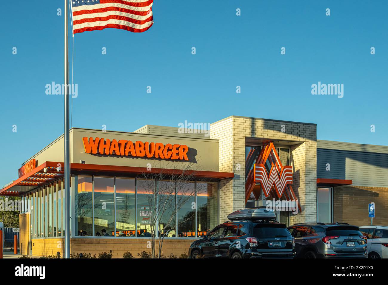 Ristorante fast food Whataburger con hamburger al tramonto a Snellville, Georgia. (USA) Foto Stock
